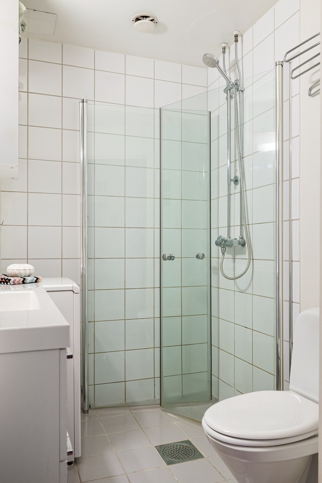 Innredning bestående av innfellbare dusjdører, naturlig avtrekk, opplegg for vaskemaskin, servantskap, wc og stoppekran. Galleribilde