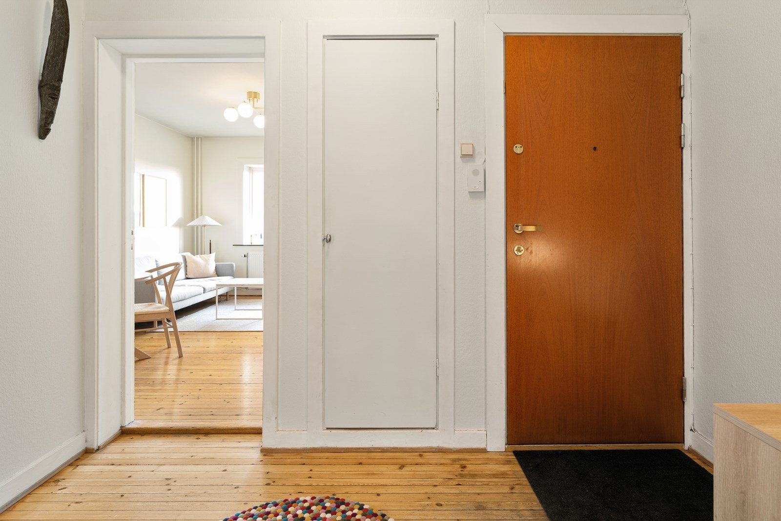 Entréen er romslig og har et praktisk innebygd skap. Det er montert porttelefon ved inngangsdør. Galleribilde