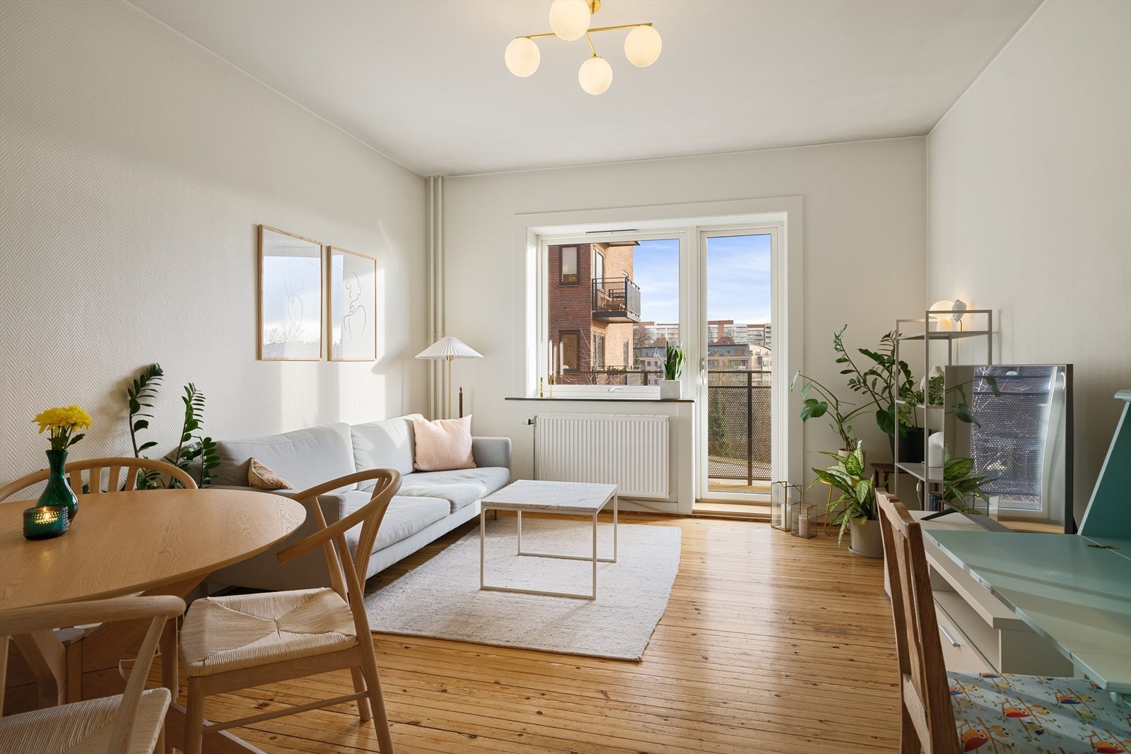 Leiligheten ligger i bygget 2. etasje og inneholder entré, stue, kjøkken, soverom og bad. I tillegg til en herlig balkong på 3 m². Galleribilde