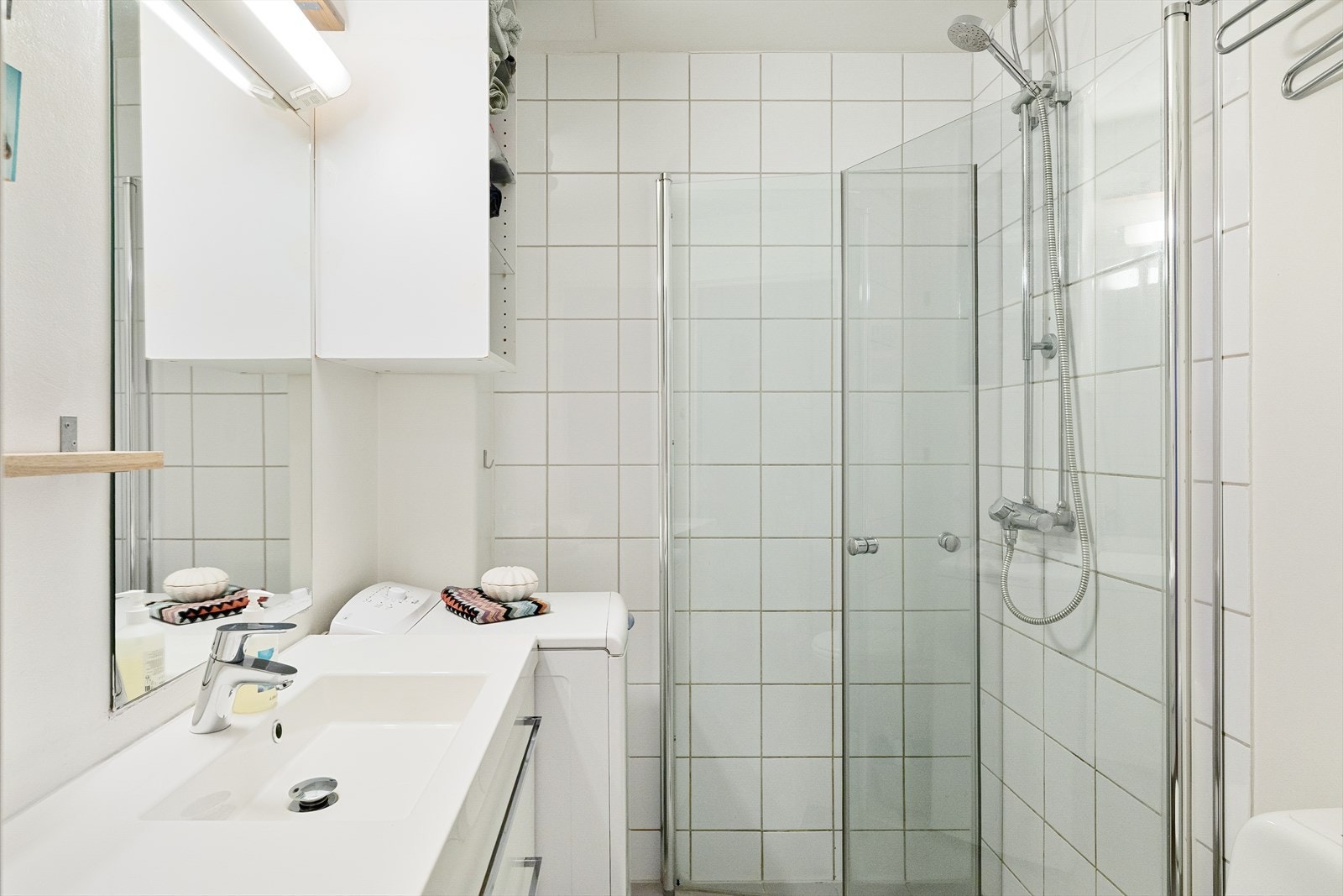 Badet har fliser på gulv og vegger, samt malt overflate i himlingen. Galleribilde