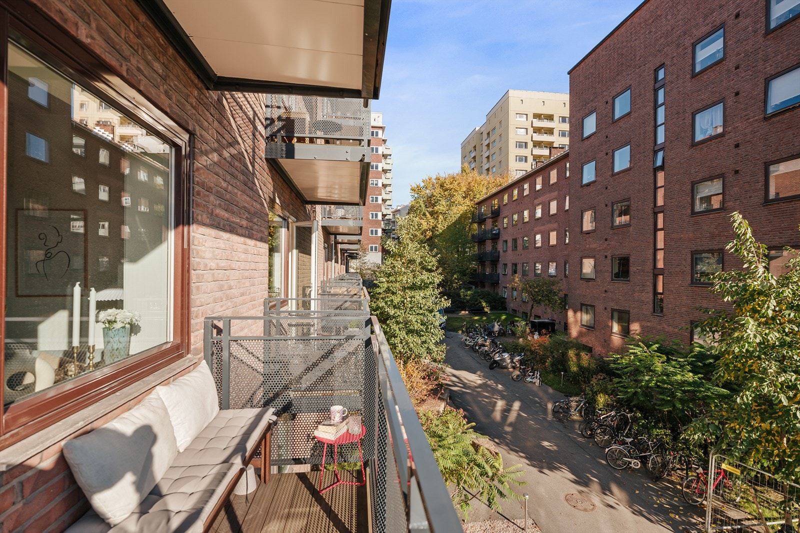 Balkongen er østvendt. På sommeren får boligen sol fra morgenen og frem til cirka kl. 14. Enkelte deler av balkongen kan ha sol også utover dette. Galleribilde