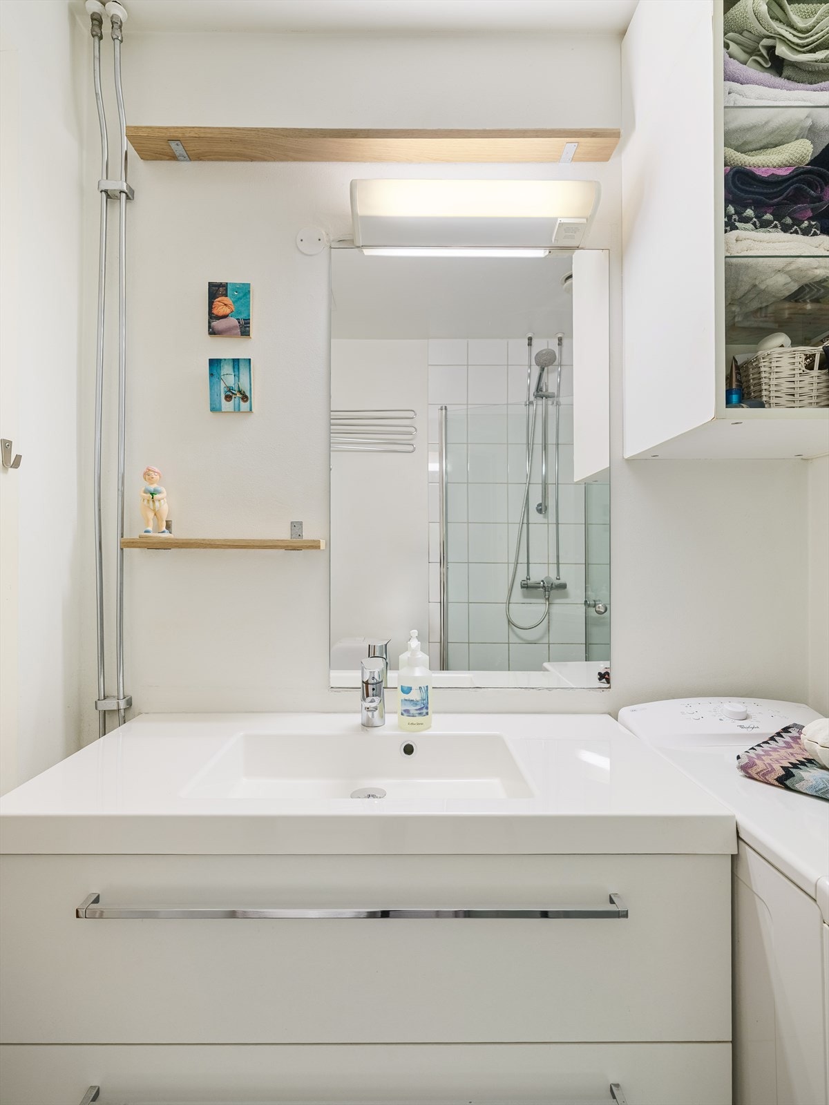 Det er varmekabler i gulv. Vaskemaskin medfølger. Galleribilde