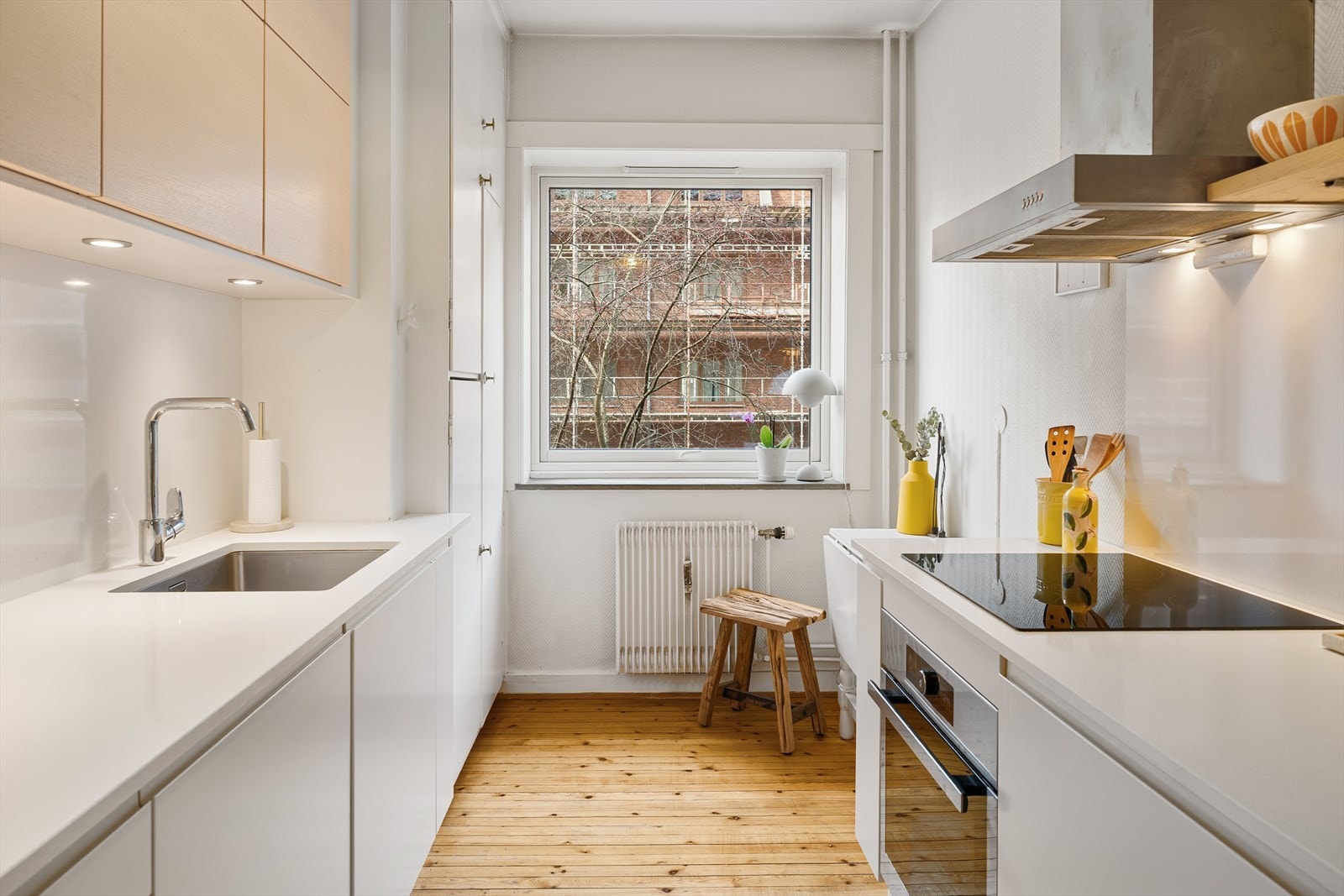 Kjøkkeninnredning med glatte, laminerte fronter og komposittbenkeplate med nedfelt oppvaskkum og ettgreps blandebatteri. Galleribilde