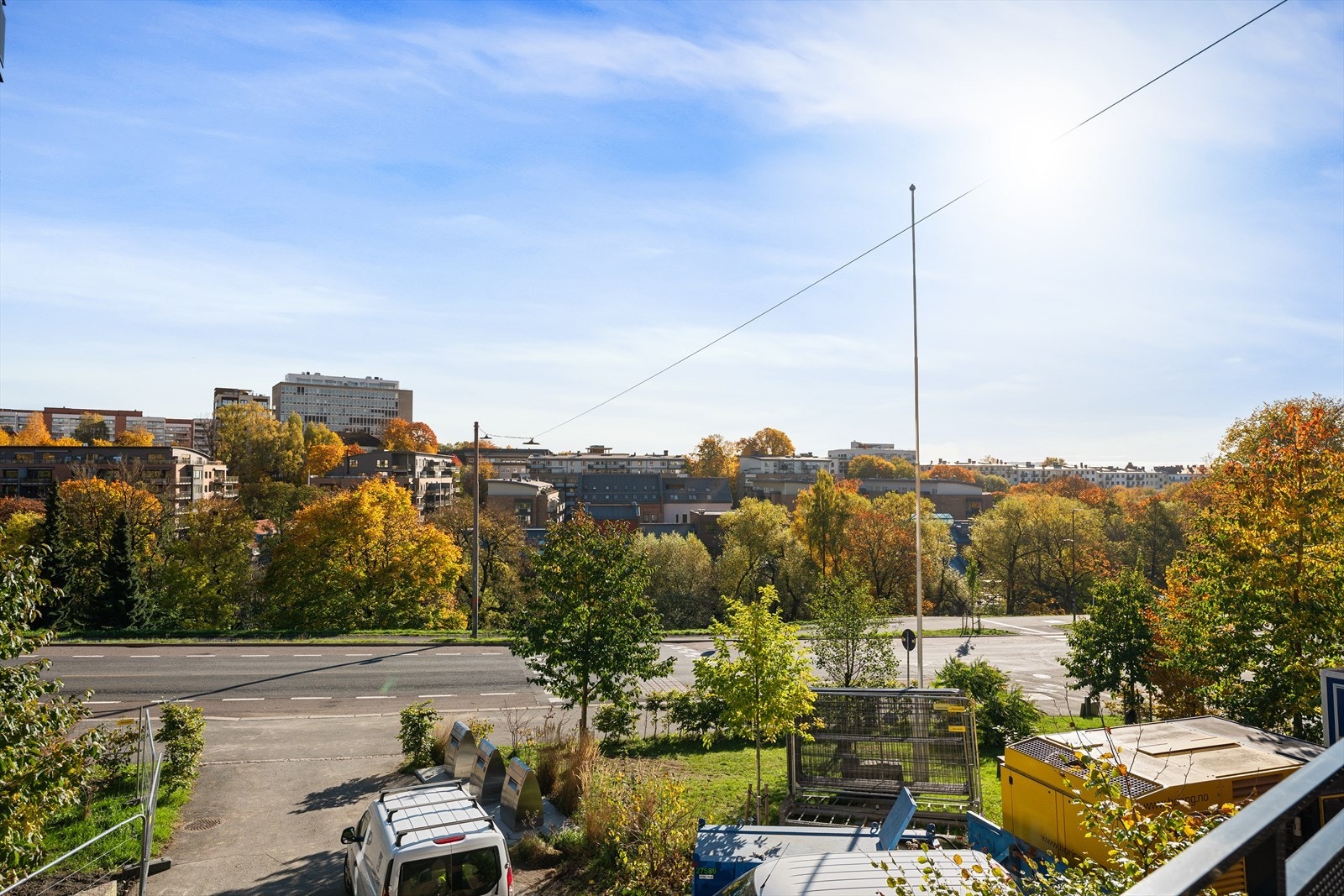 Flotte fellesarealer med en pent opparbeidet tomt som inkluderer internstier, plenområder og variert beplantning. Galleribilde