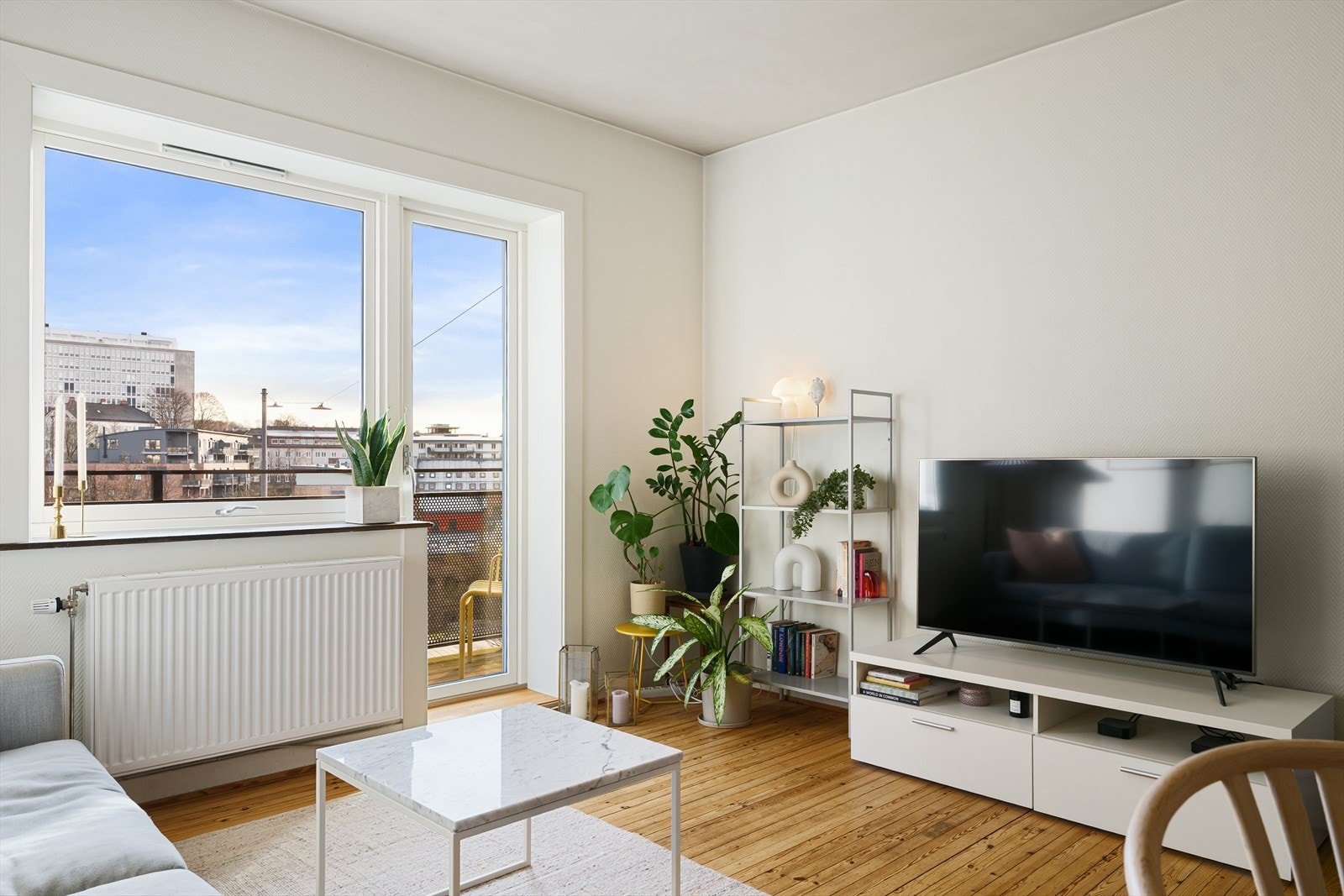 Store gjennomgående vindusflater sørger for lys og luft, supplert av tidløse brede vinduskarmer. Galleribilde