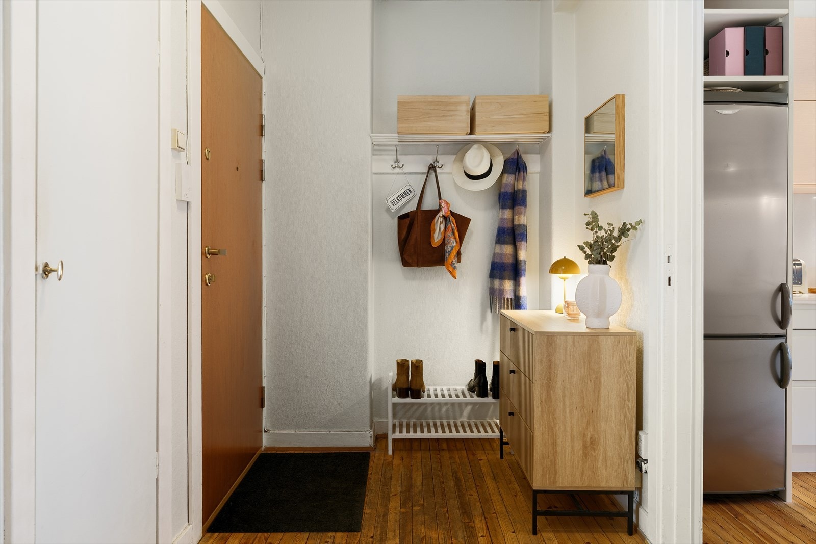 Innbydende entré som skaper en fin overgang mellom leilighetens ulike rom. Galleribilde