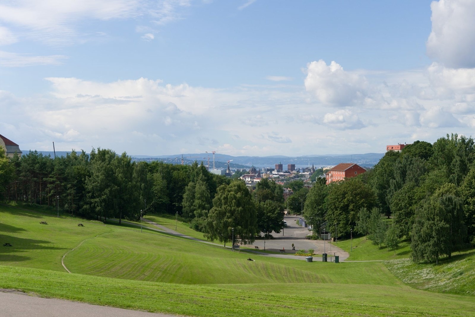 Bjølsenparken, Myraløkka og Voldsløkka bare noen minutter unna leiligheten. Her finner du gode muligheter for turer, trening og rekreasjon året rundt. Voldsløkka tilbyr både ballbaner, sandvolleyball, skiløyper og skøytebane om vinteren. Galleribilde