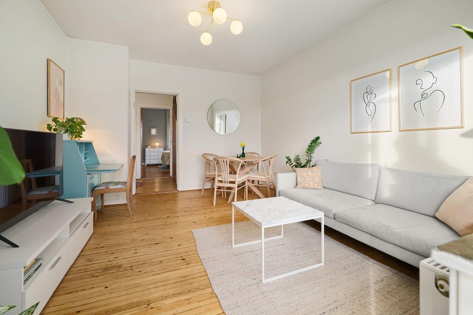 Stuen er av god størrelse med plass til sofagruppe, TV med tilhørende møblement, spsiebod og annet ønsket inventar. Galleribilde