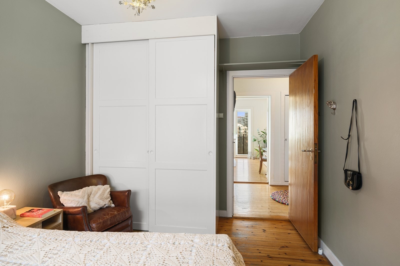 God plass til å innrede med dobbeltseng, kommode, garderobeskap og annet ønsket møblement. Galleribilde