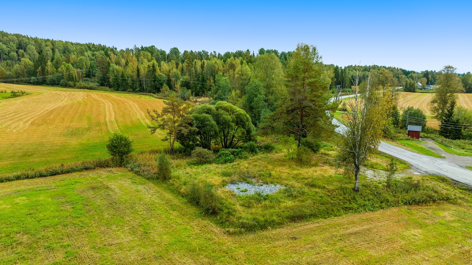 Eiendommen er omgitt av et naturskjønt kulturlandskap som understreker den rolige atmosfæren. Galleribilde