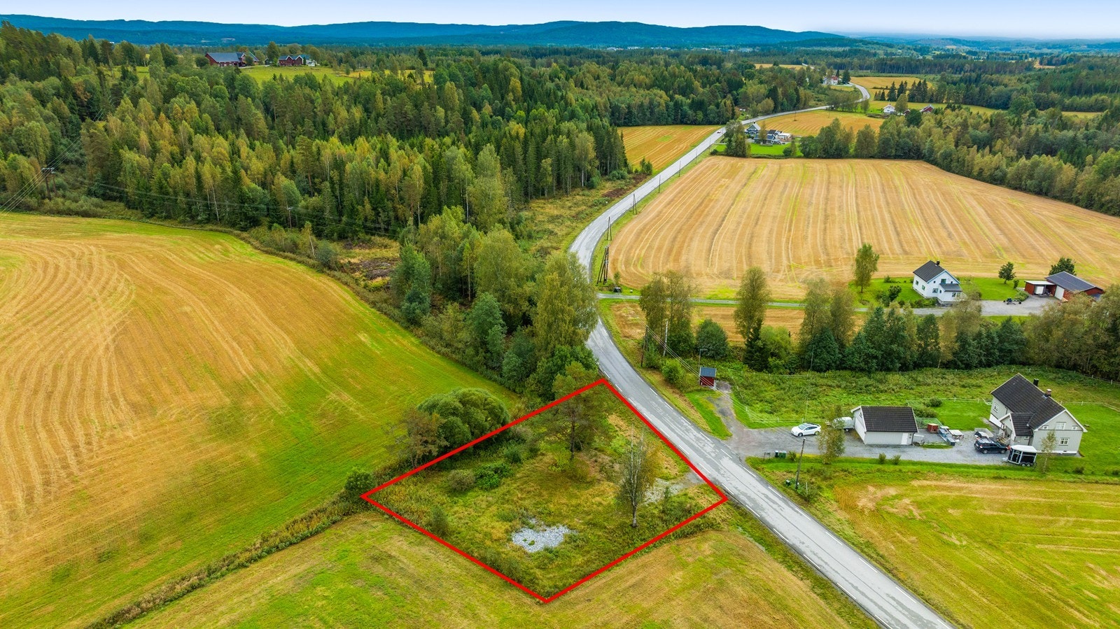 Plasseringen i et område med spredt bebyggelse gir en åpen og fri utsikt over landskapet. Galleribilde