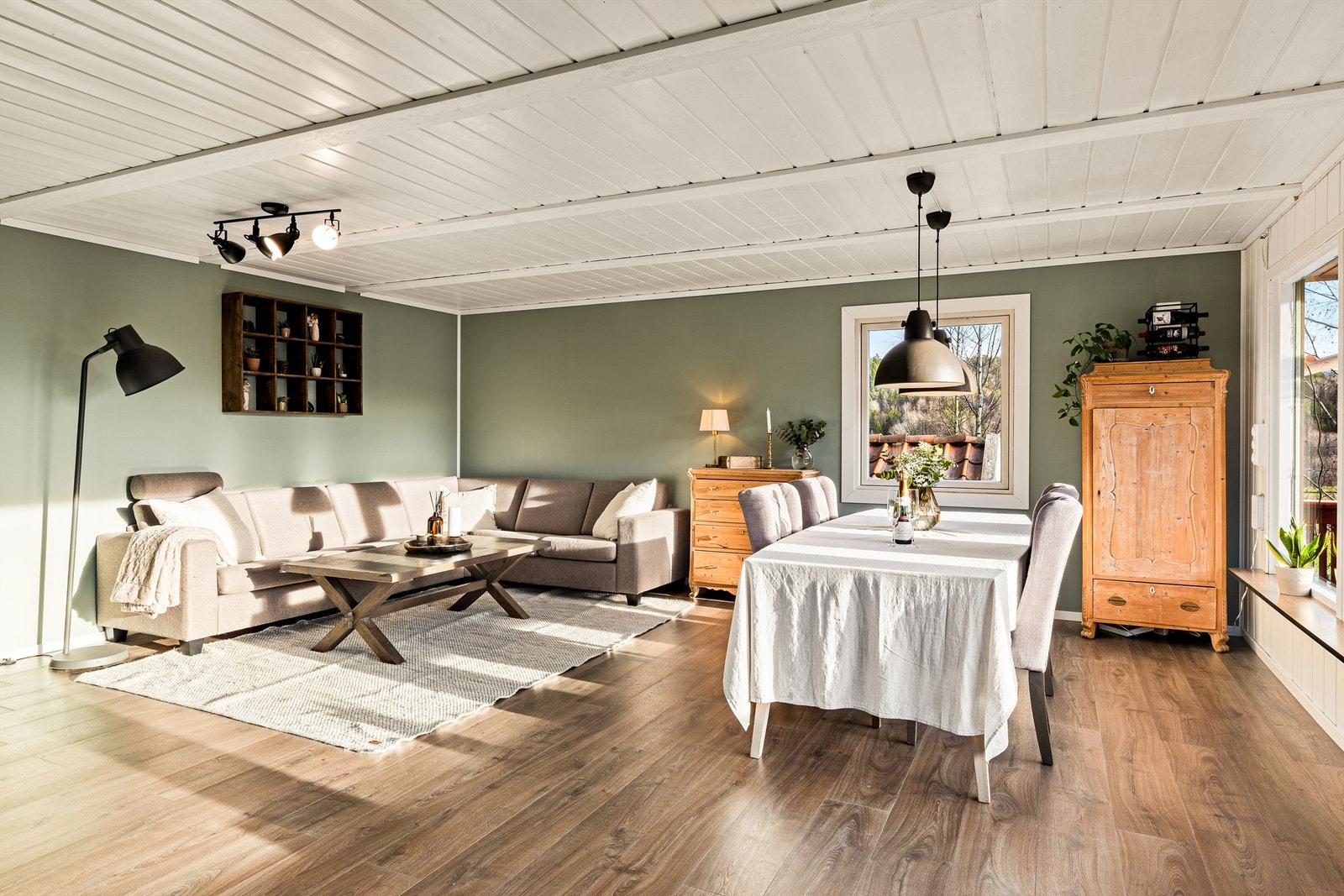 Her der det god plass til flere møbelgrupper Galleribilde