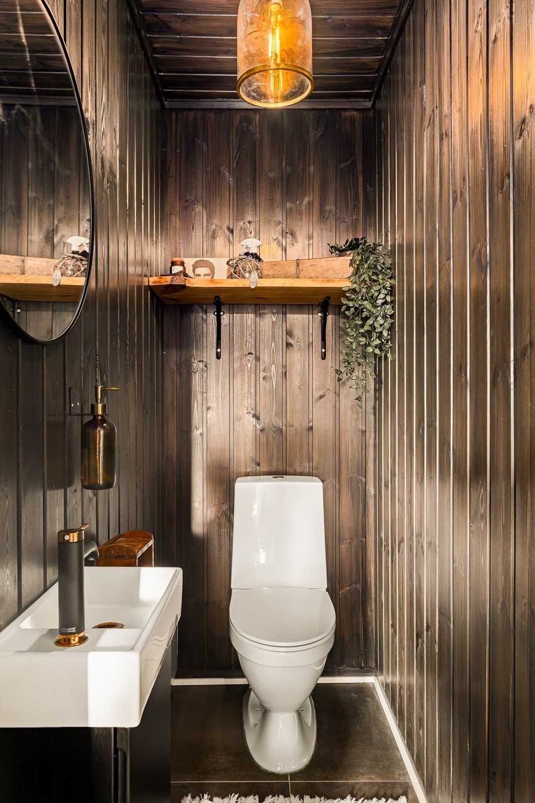 Toalettrom i underetasjen Galleribilde