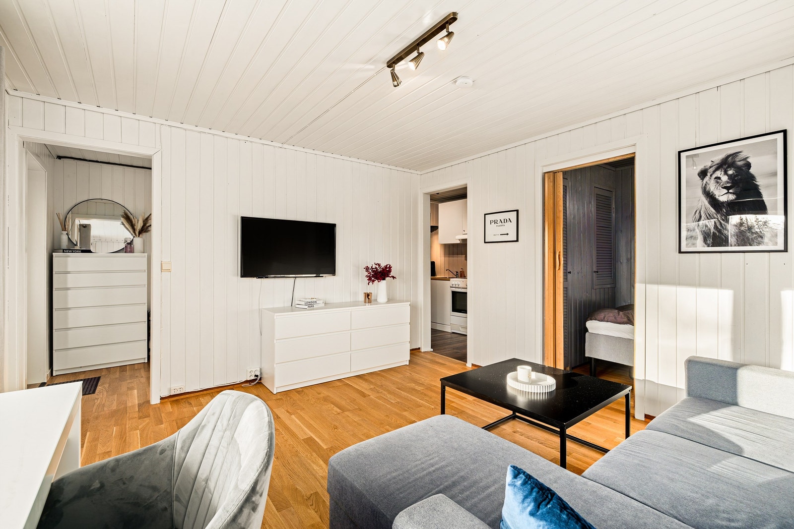 Hybelen har en god planløsning med stue, bad, kjøkken og soverom/alkove Galleribilde