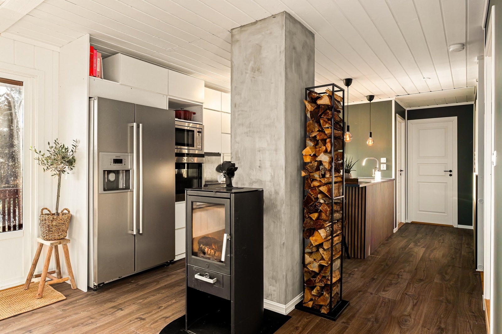 En deilig peisovn mellom kjøkken og stue som gir en god og lun varme Galleribilde