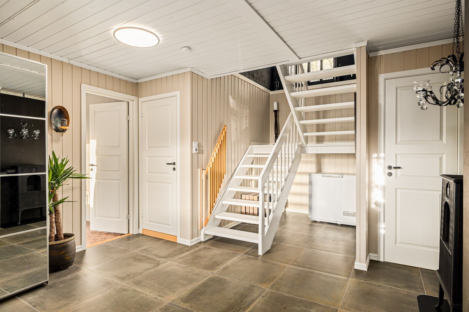 Nede entrer du boligen i en ny og fin hall Galleribilde