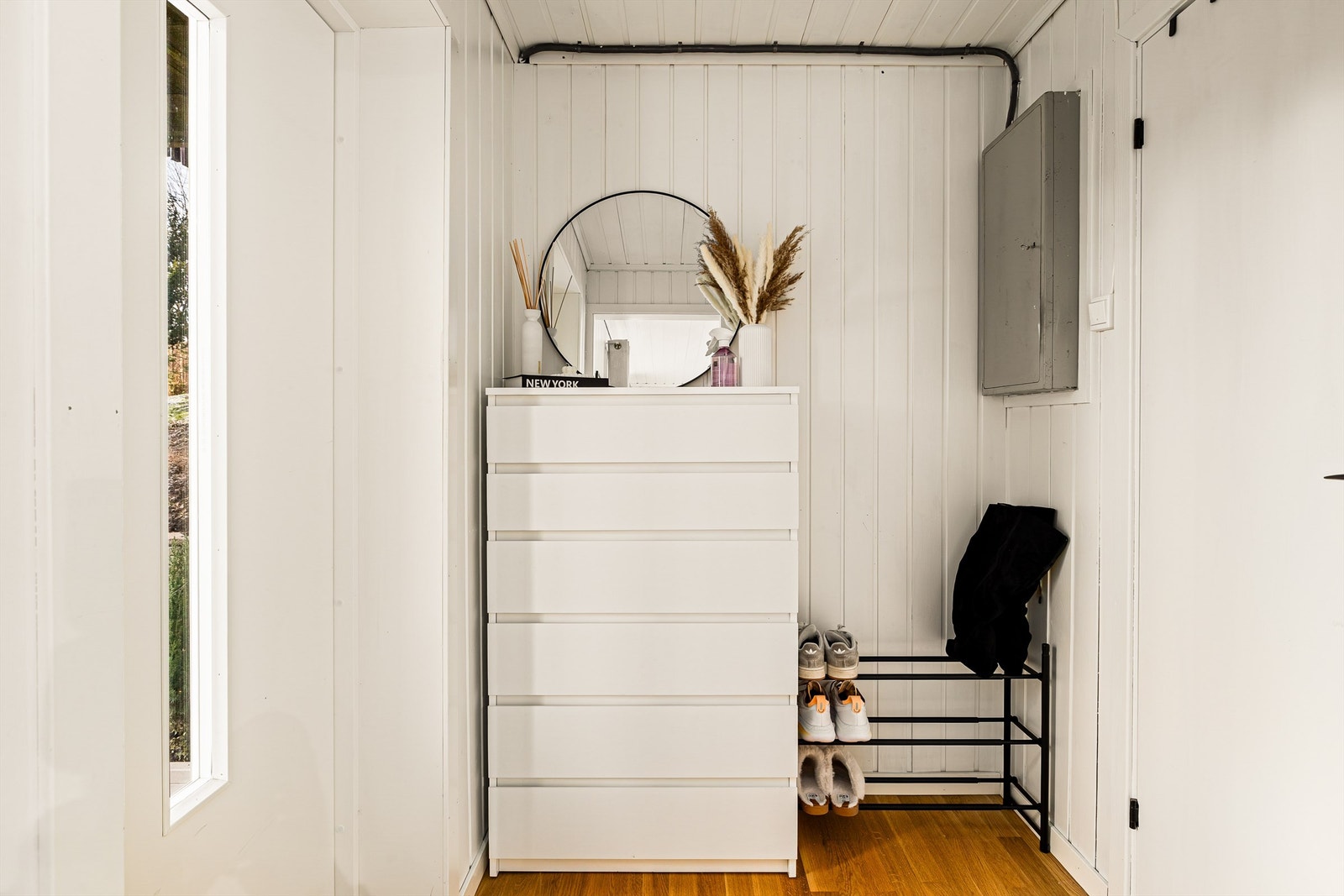 Entre hybel. Det er satt opp panel mellom enhetene der det tidligere var en dør. Galleribilde