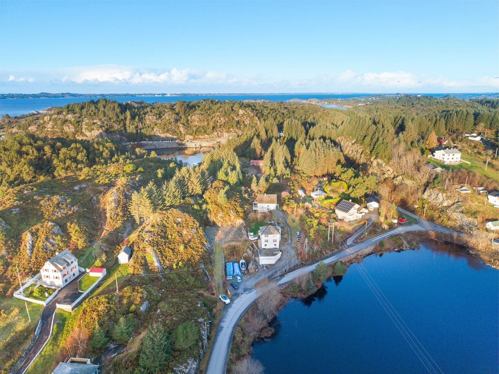 Fra tomten er det kun minutters kjøretur til både skoler og barnehager. Galleribilde