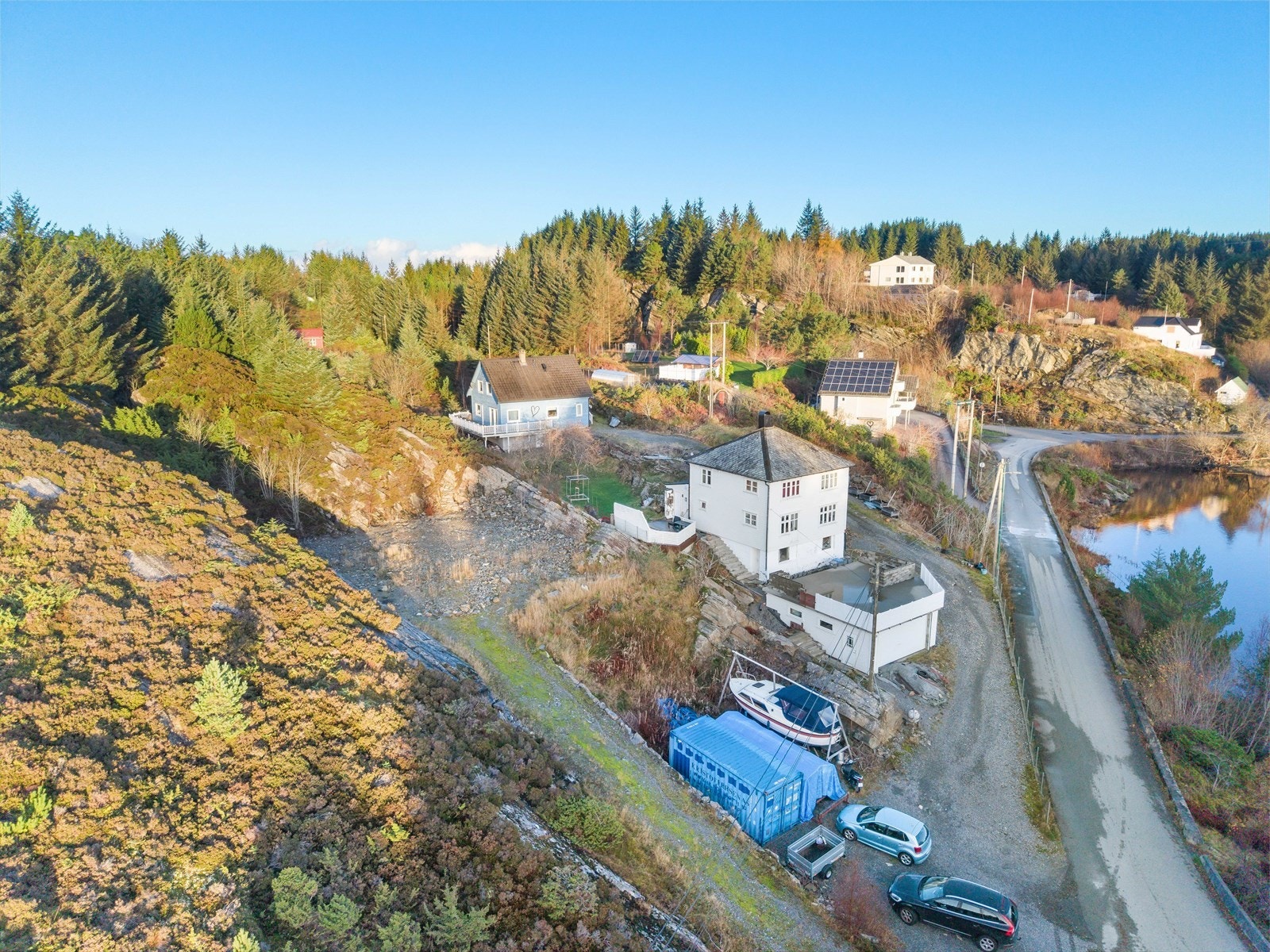 Tomten er omringet av skjønn natur. Galleribilde