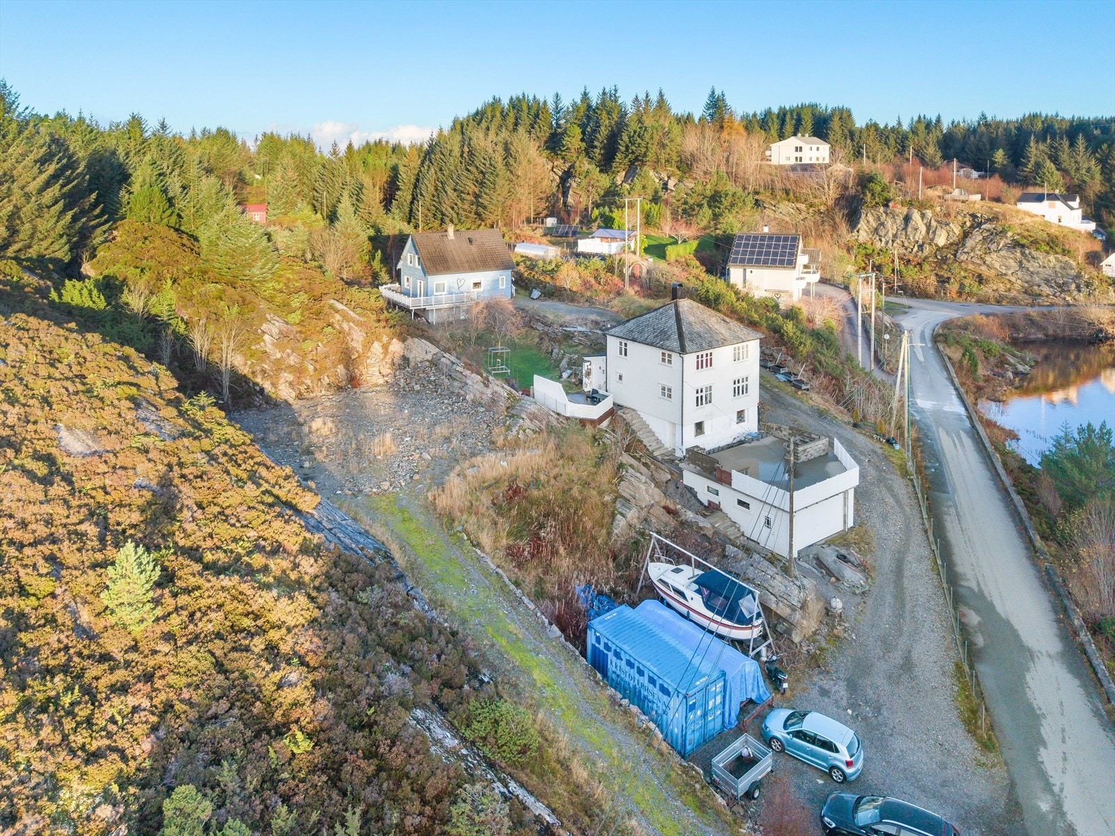 Gruset oppkjørsel til tomten. Galleribilde
