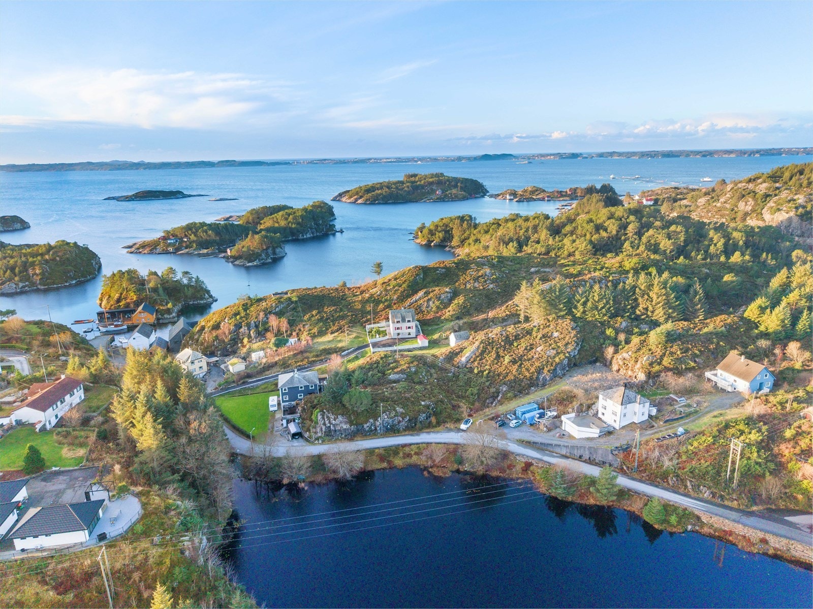 Tomten har nærhet til sjø og Skråmestø kai Galleribilde