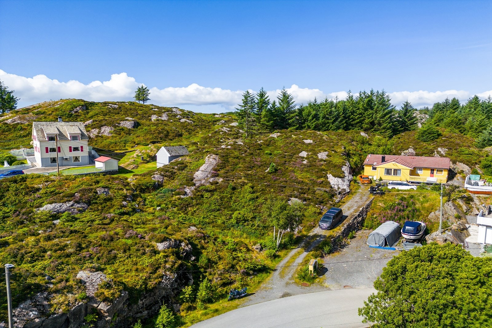 Eldre foto av boligen som sto på tomten frem til sommeren 2023. Galleribilde