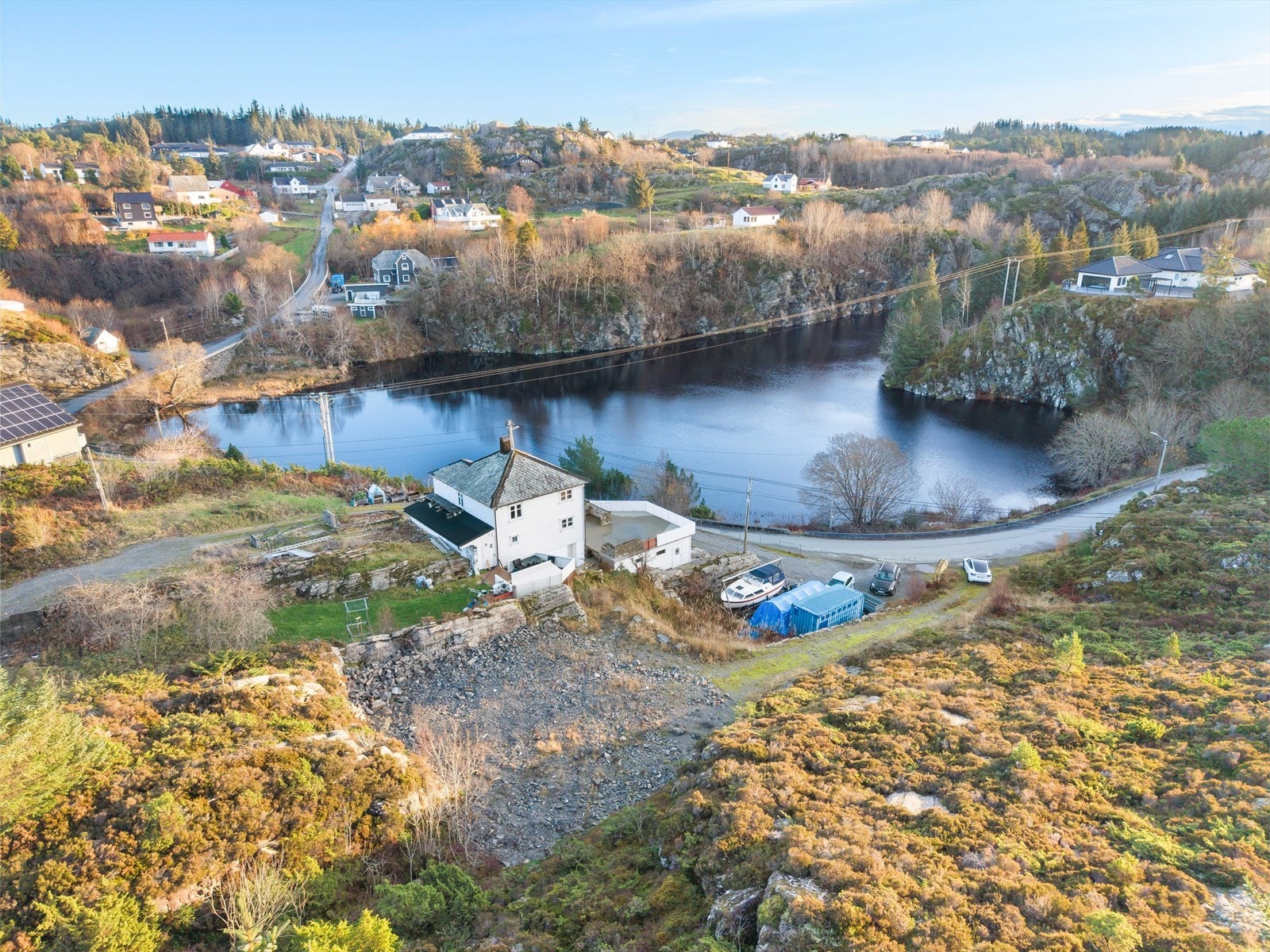 Tomten ligger landlig og solrikt til med flott utsikt over Skråmestøvannet. Galleribilde