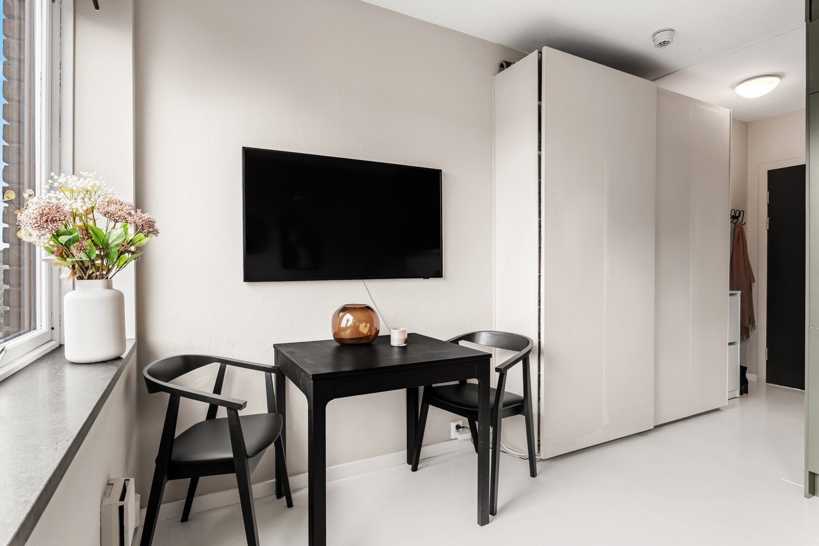 I rommet er det et garderobeskap som følger handelen. Galleribilde