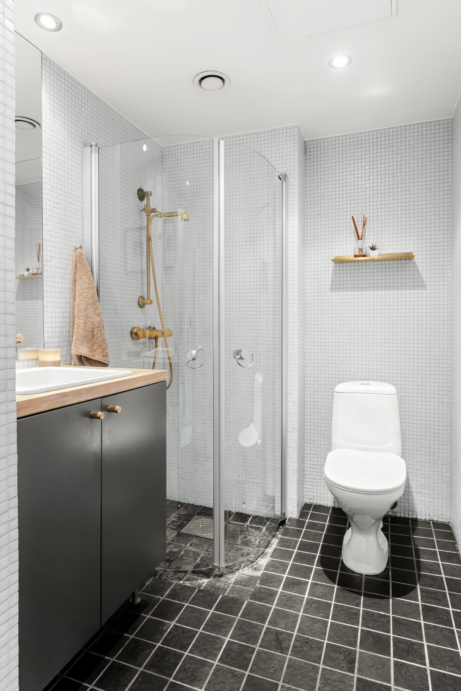 Delikat baderom som ble pusset opp i regi av borettslaget i 2005. Flislagte vegger og gulv, samt behagelig varme i gulvet. Galleribilde