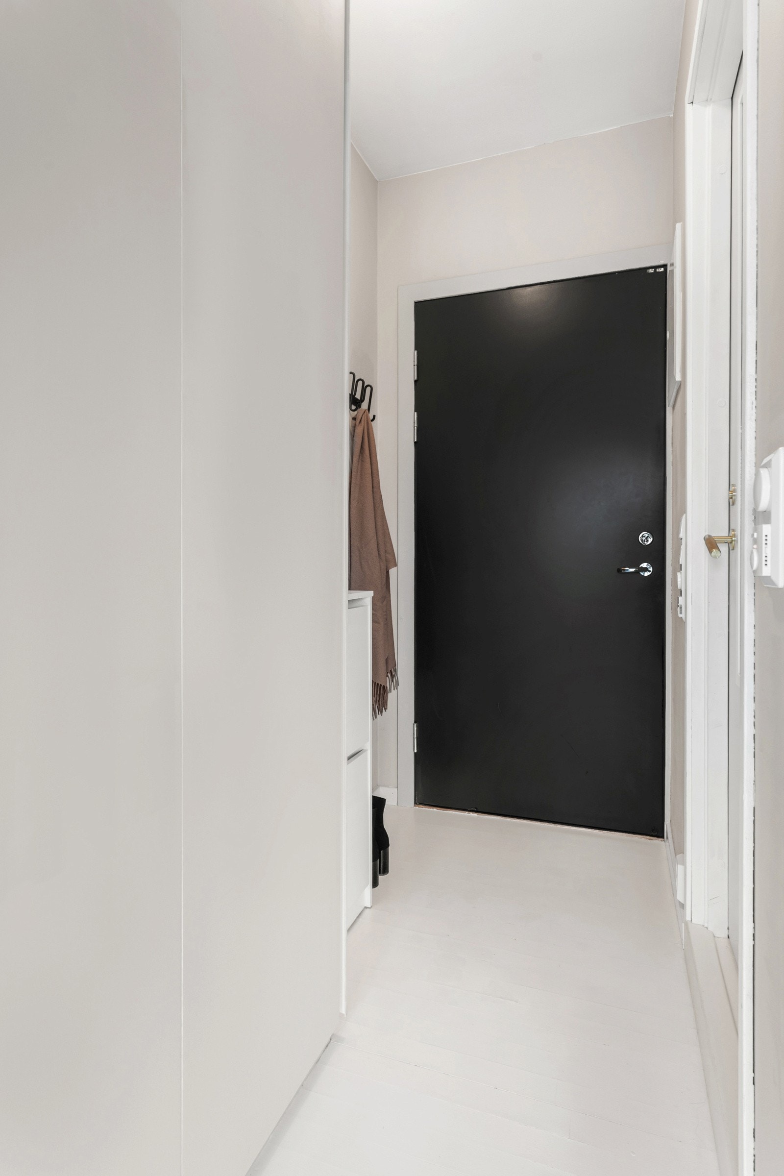 Når du kommer inn i leiligheten møter du en lys entré som gir et godt førsteinntrykk. Galleribilde