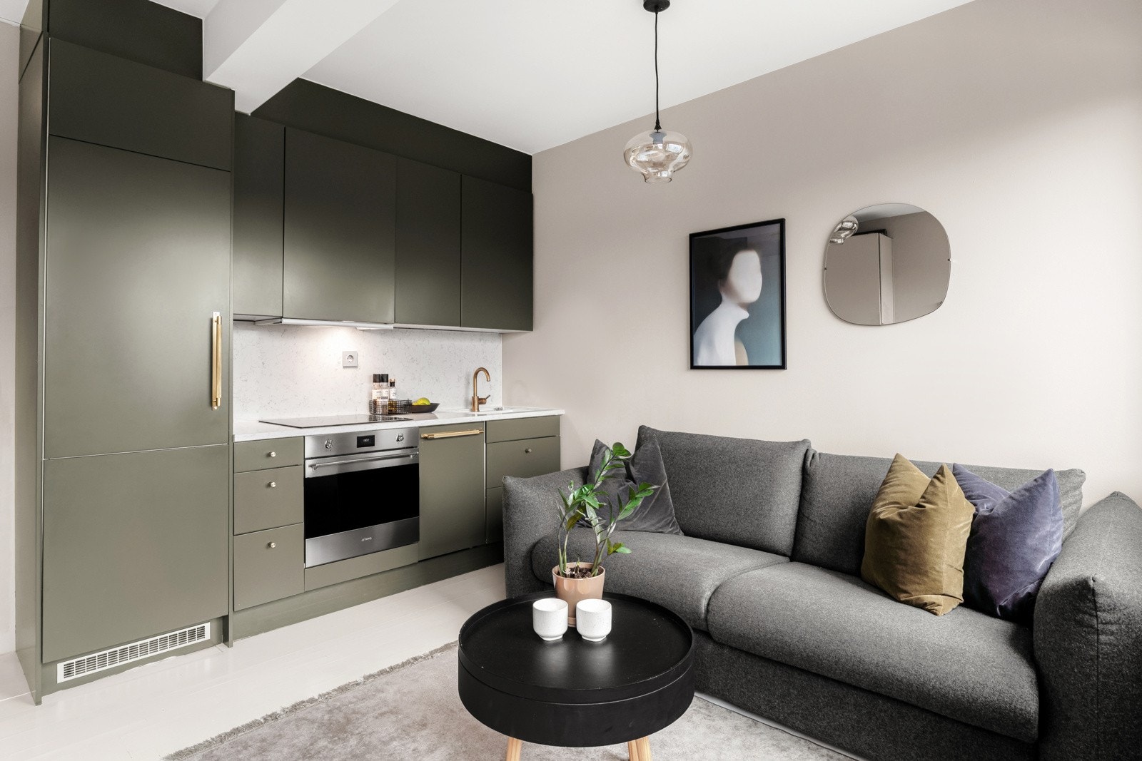 Kjøkkenet ligger i åpen løsning mot stuen, noe som sikrer en god utnyttelse av arealet og skaper et hyggelig og sosialt oppholdsrom. Galleribilde