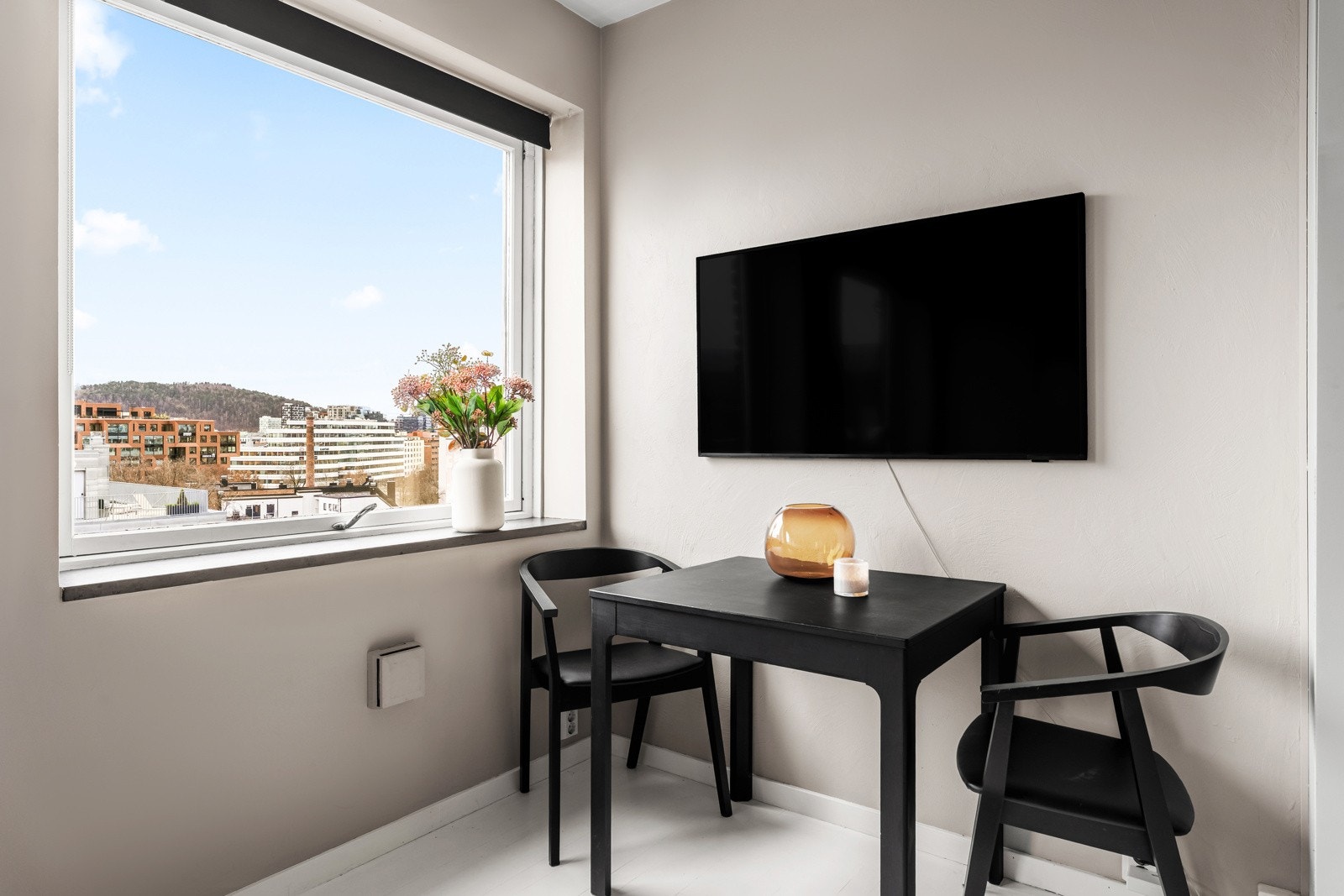 Boligen ligger i 7.etg., noe som gir en rolig atmosfære og en fantastisk utsikt over området. Galleribilde