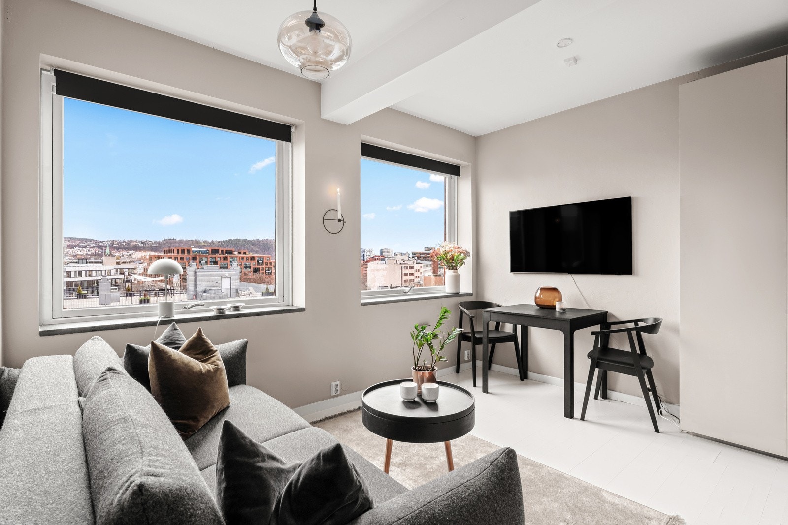 De store vindusflatene slipper inn rikelig med naturlig lys og skaper en luftig og god romfølelse. Galleribilde