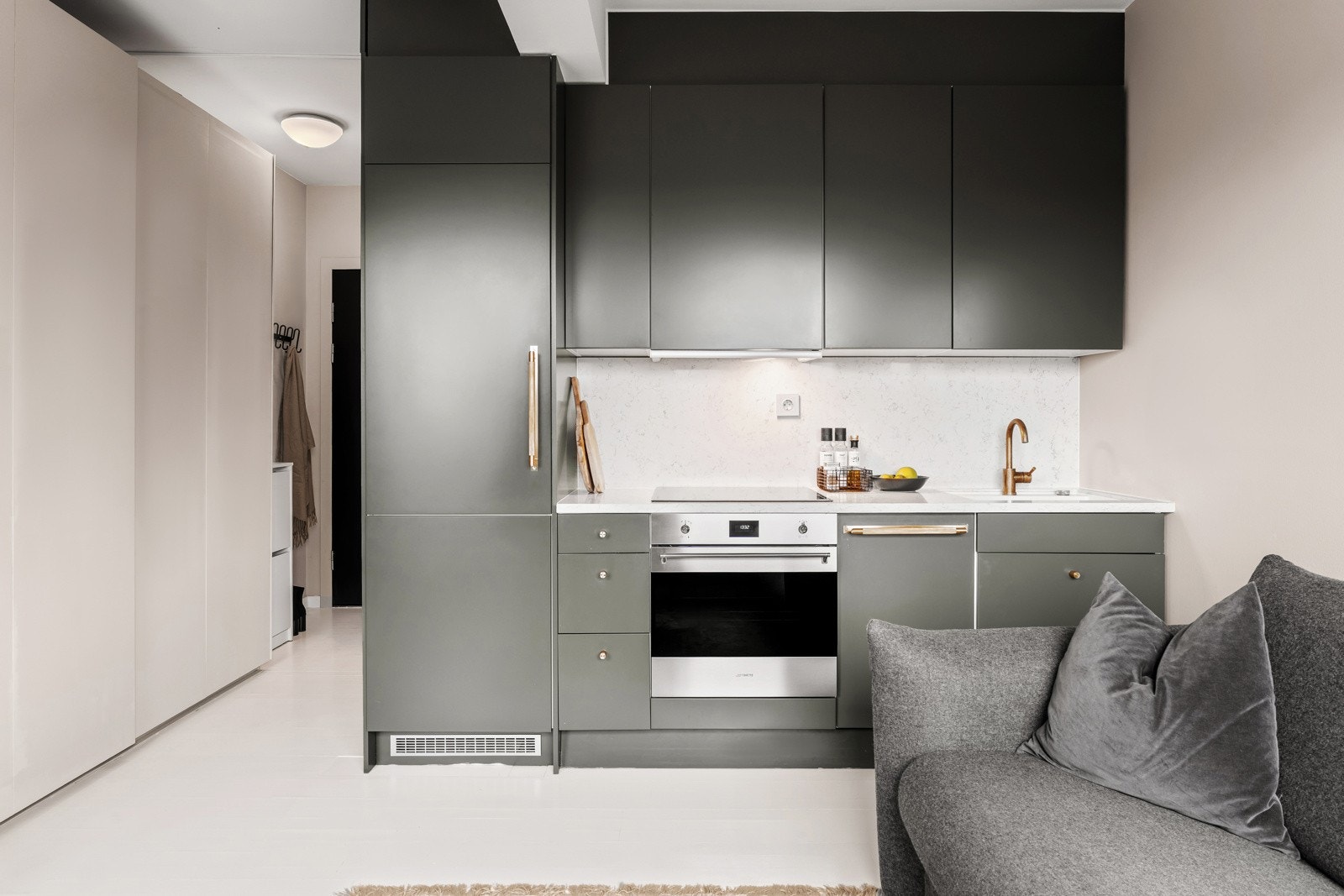 Pen kjøkkeninnredning fra 2017 med glatte fronter, benkeplate i steinkompositt og skyllekum i plastkompositt. Galleribilde