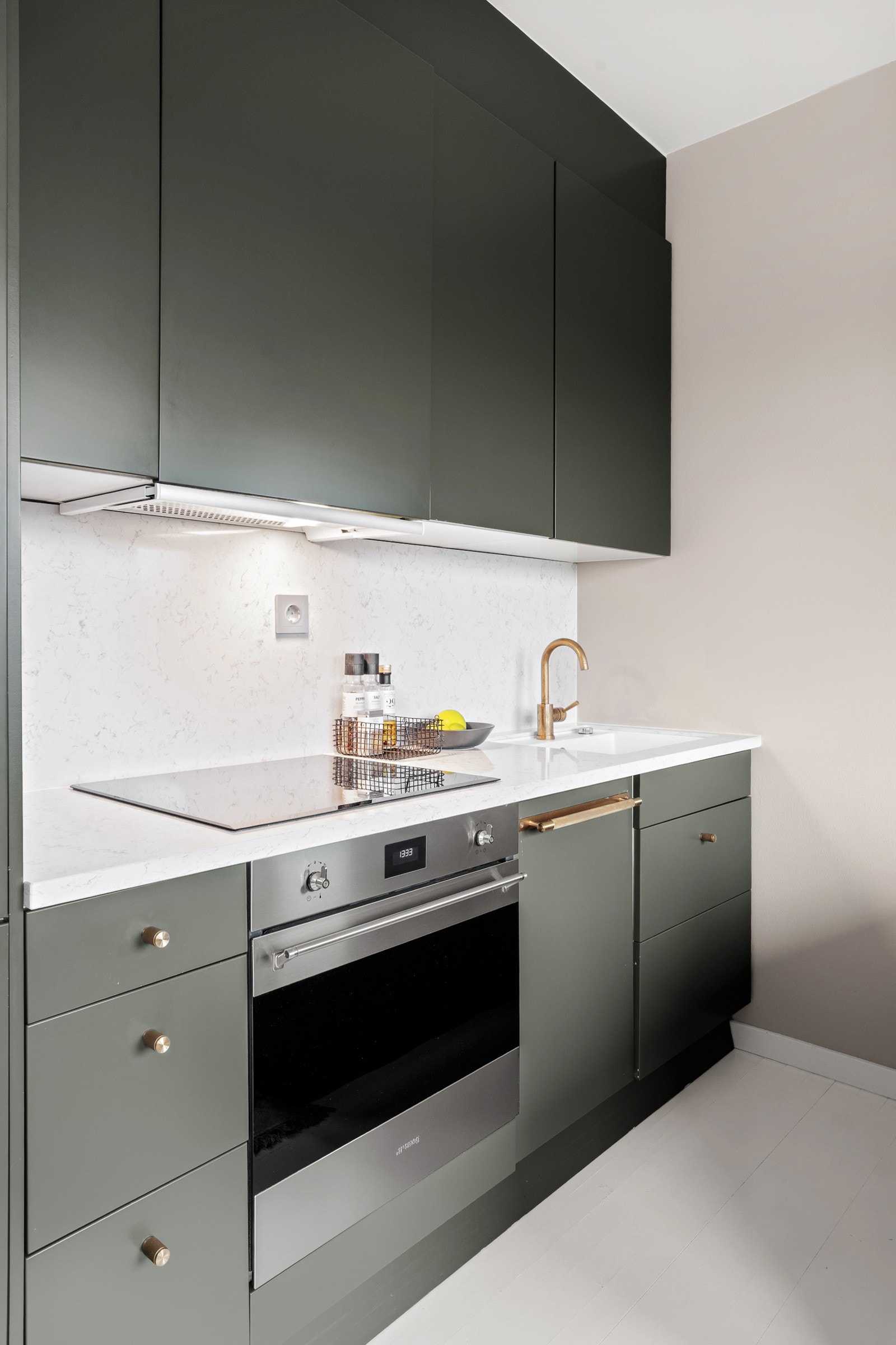 Kjøkkenet er videre utstyrt med integrerte hvitevarer som følger handelen. Galleribilde