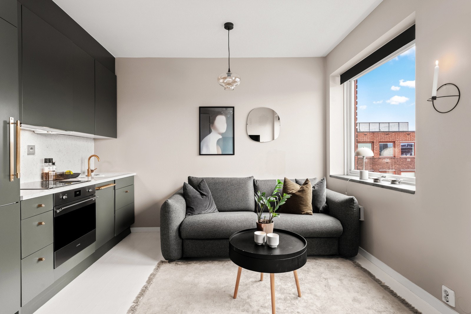 Plass til både sovesofa og spisebord. Galleribilde