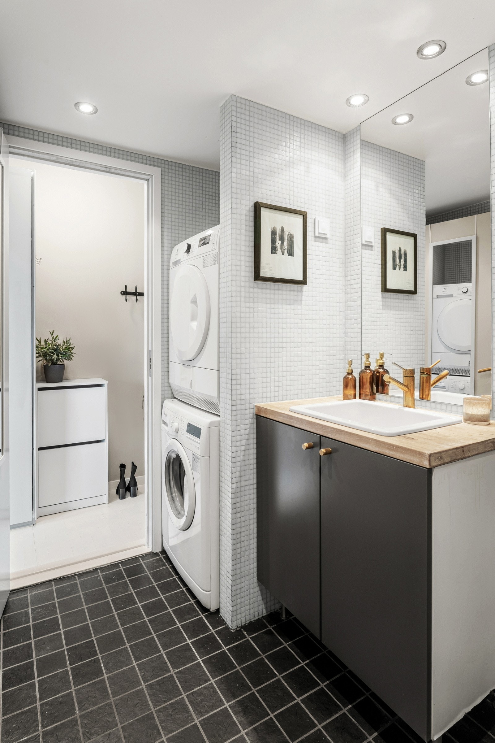 Baderommet har en vegghengt servantinnredning, speil, dusjhjørne og gulvstående toalett. Det er også opplegg for vaskemaskin. Galleribilde