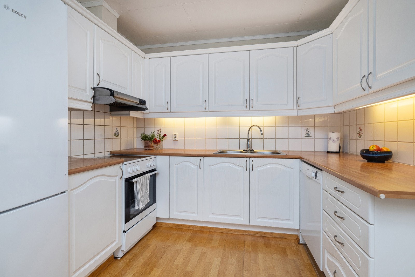 Kjøkkenet har profilerte fronter og laminat benkeplate. Galleribilde