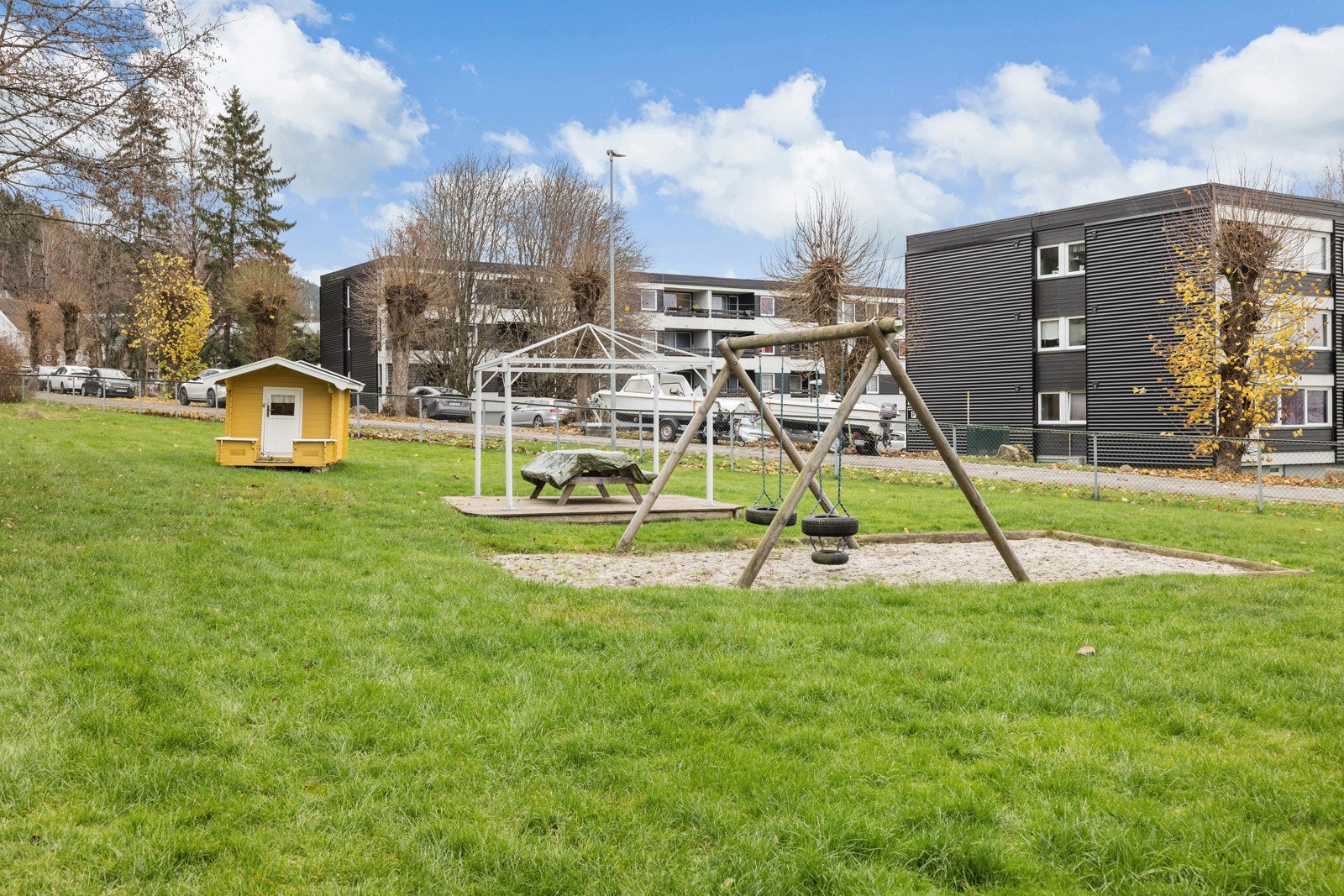 Borettslaget har store og pent opparbeidet fellesområder med lekeplass for de yngste. Galleribilde