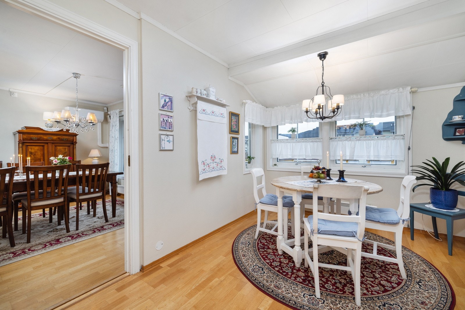 Innenfor stuen ligger separat kjøkken med spiseplass. Galleribilde