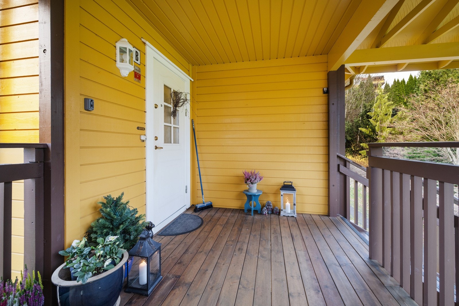 Hyggelig og overbygd inngangsparti i 2. etasje. Galleribilde