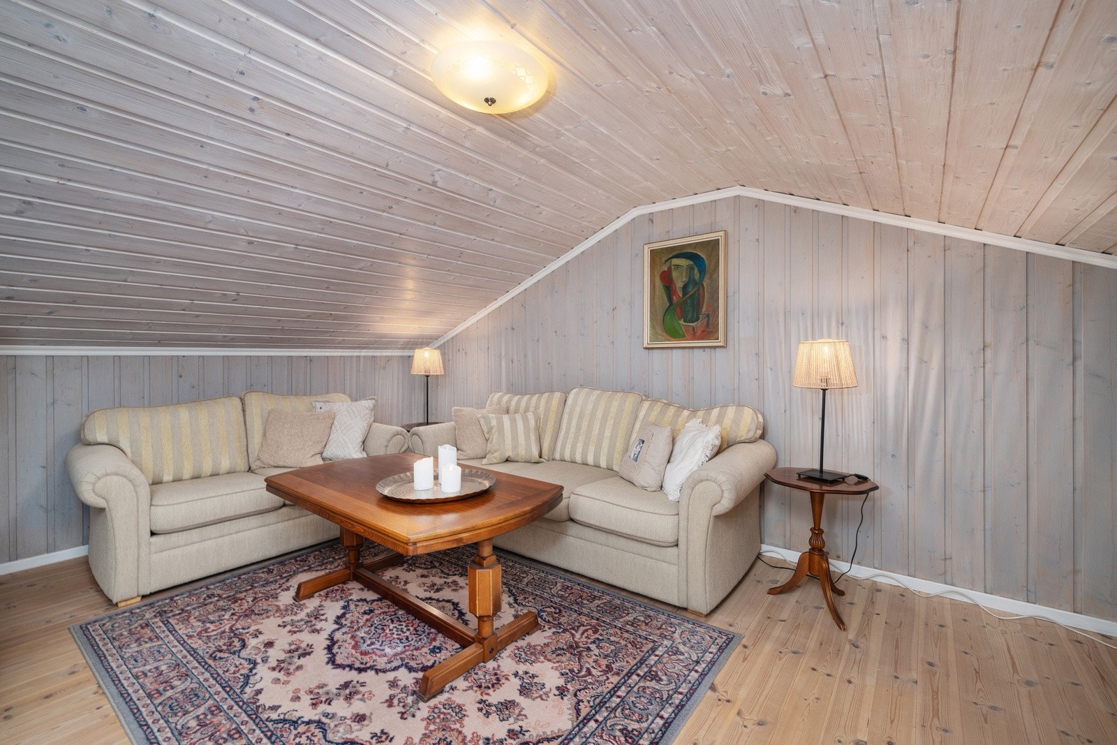 Loftet blir i dag benyttet som ekstra stue. Rommet er ikke omsøkt fra disponibelt loft til rom for varig opphold. Galleribilde