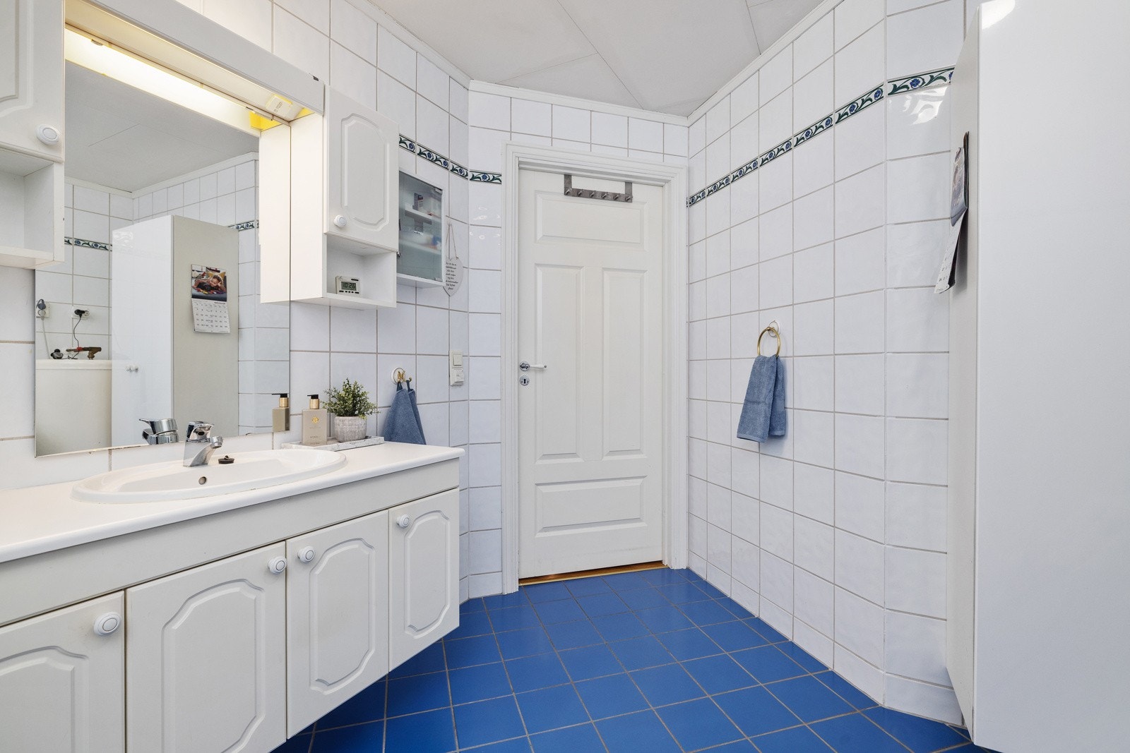 Badet har flislagte overflater og gulvvarme. Galleribilde