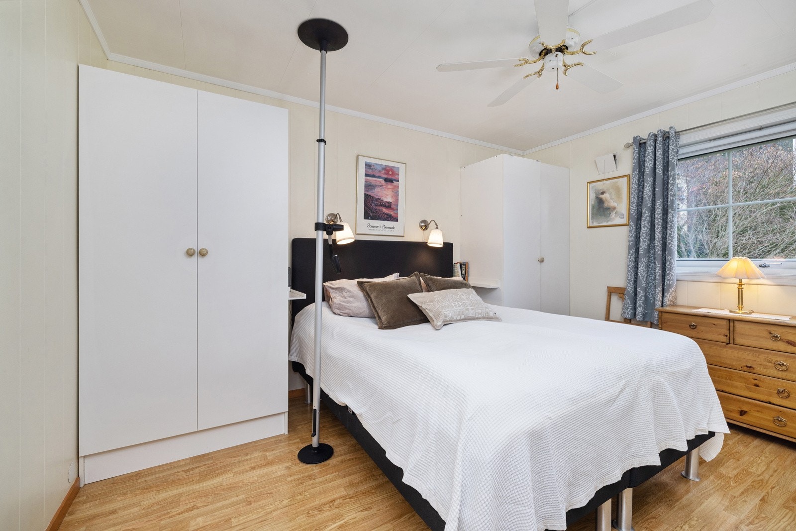 Alle rommene har plass til seng og nattbord, og to av rommene har garderobeskap montert. Galleribilde