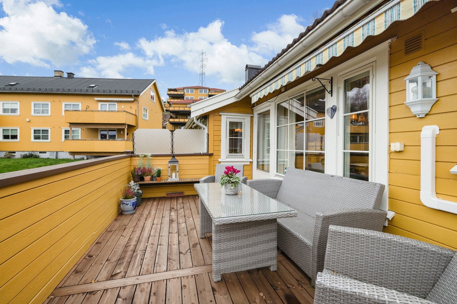 Balkongen har markise, utelys og stikkontakt. Galleribilde