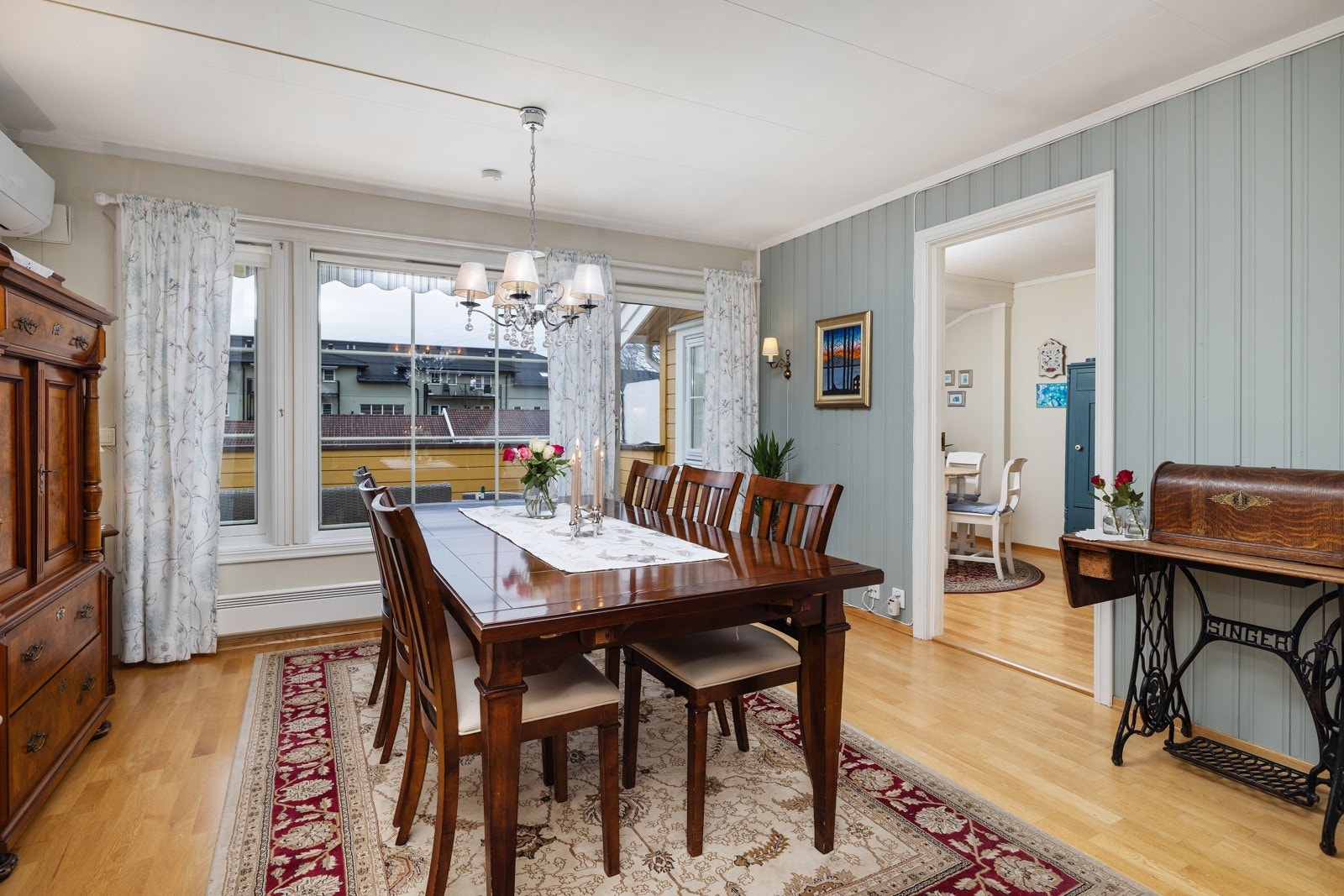 Naturlig lysinnslipp fra stort vindu, og utgang til balkong. Galleribilde