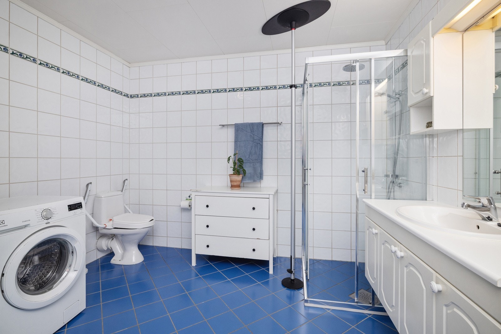 Romslig bad med opplegg for vaskemaskin. Galleribilde