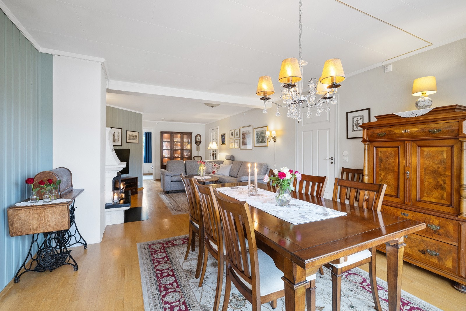 Stue og spisestue har vegger med panel og malte flater, samt gjennomgående parkettgulv. Galleribilde