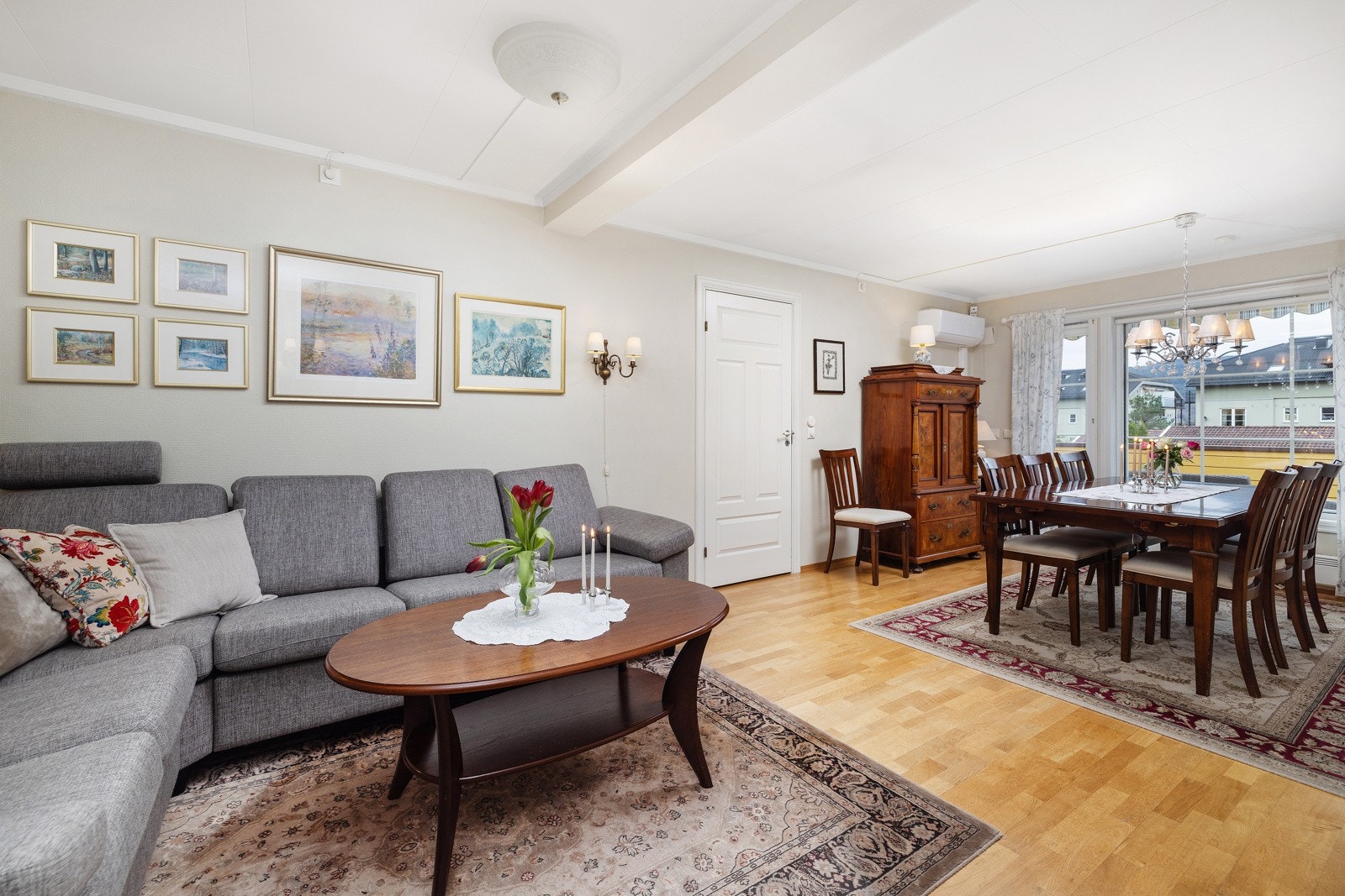 Stuen har naturlig plass til møbering av sofagruppe, tv og langbord for sosiale sammenkomster. Galleribilde