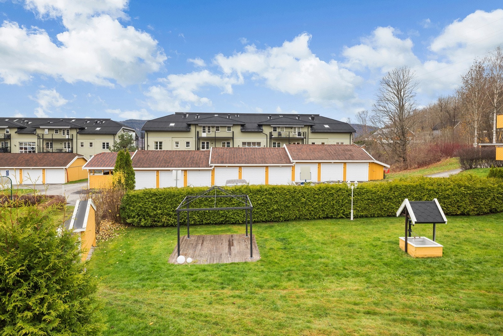 Vendt inn mot rolig fellesområde i borettslaget. Galleribilde